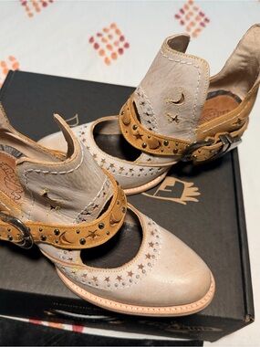 NWT Freebird Stardom Boots Beige and Tan Leather